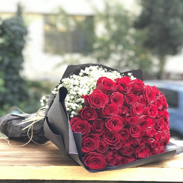 Blumenstrauß aus 51 roten Rosen Resim 1